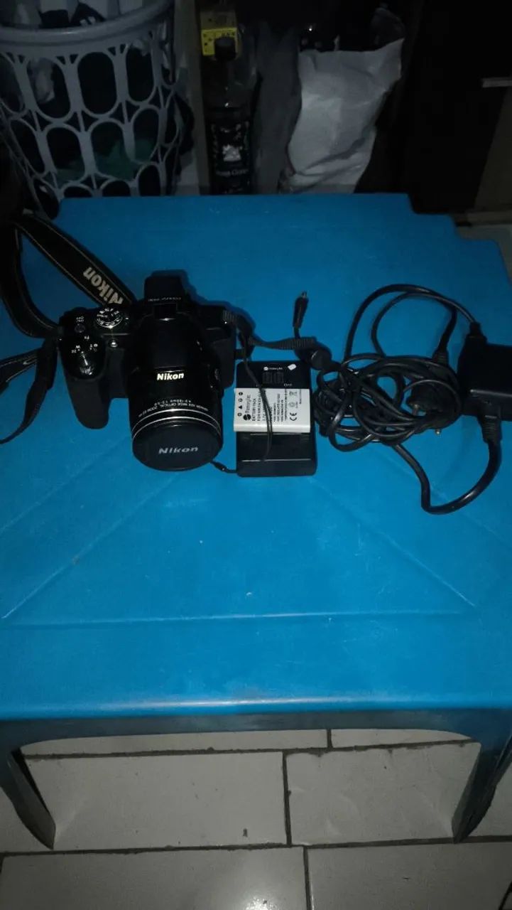 Está com defeito no botão de bater foto , fora isso funciona perfeitamente! 