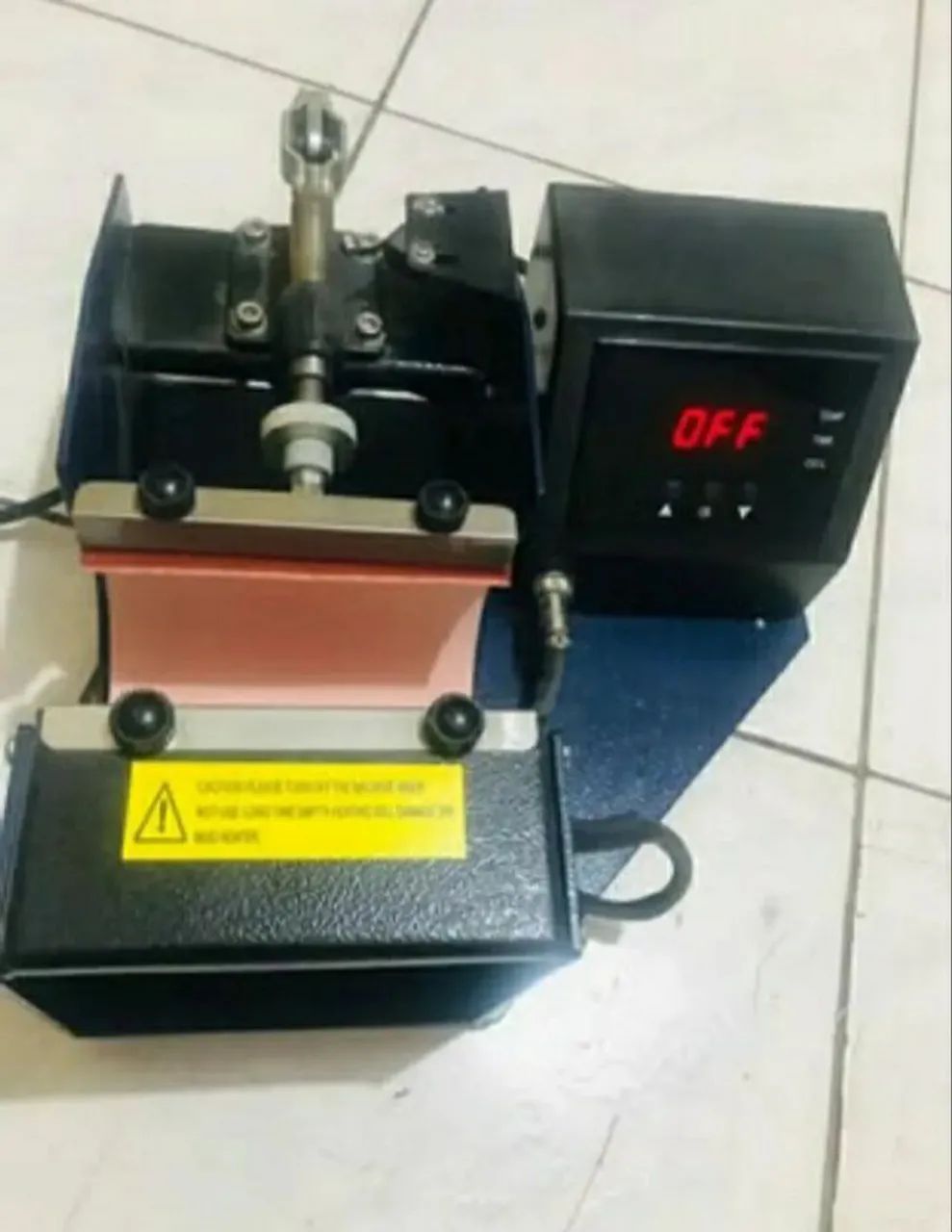 Máquina de estampar canecas 