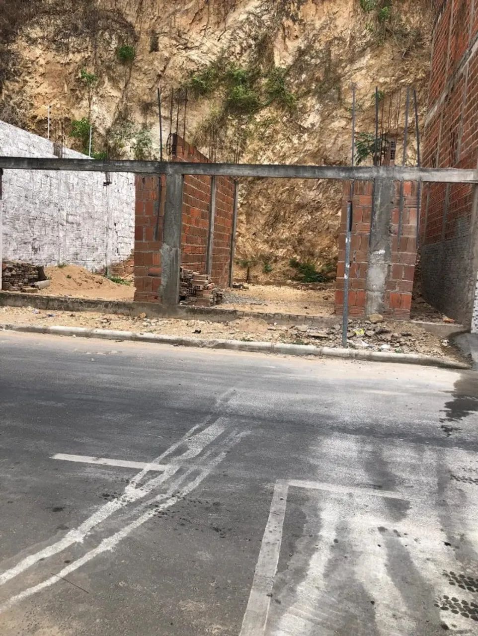 Terreno com construção no centro de Jequié.