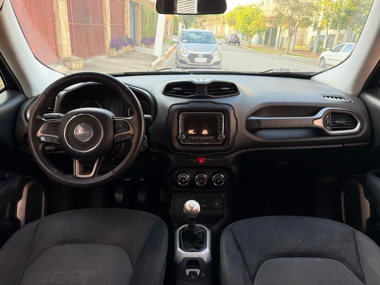 Jeep Renegade Sport 1.8 4x2 Flex 16V Mec., foto 15 de 18