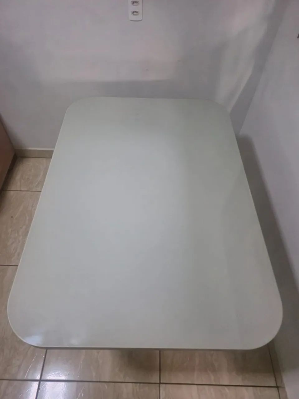 Mesa Off-White com vidro temperado