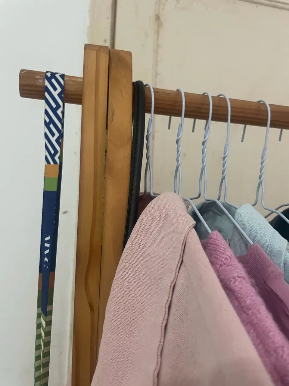 Arara de roupas madeira - Foto 3