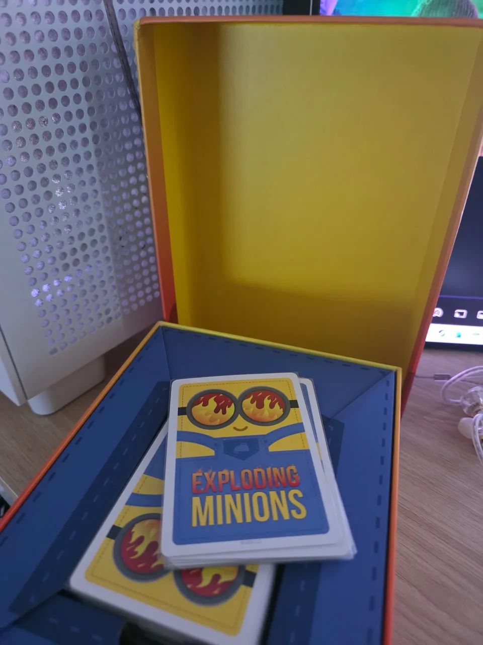 vendo jogo de tabuleiro exploding minions em inglês em perfeito estado e sleevado - Foto 2