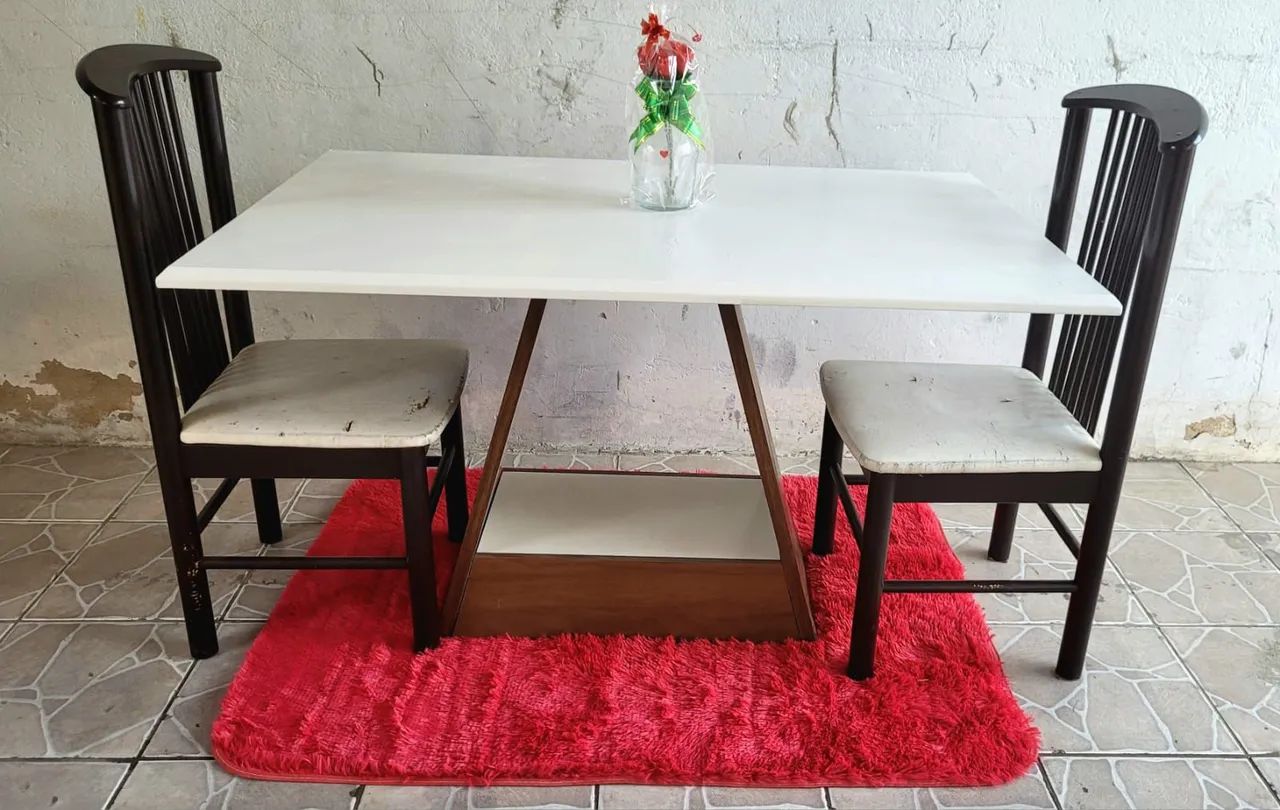 Mesa com 2 cadeiras 