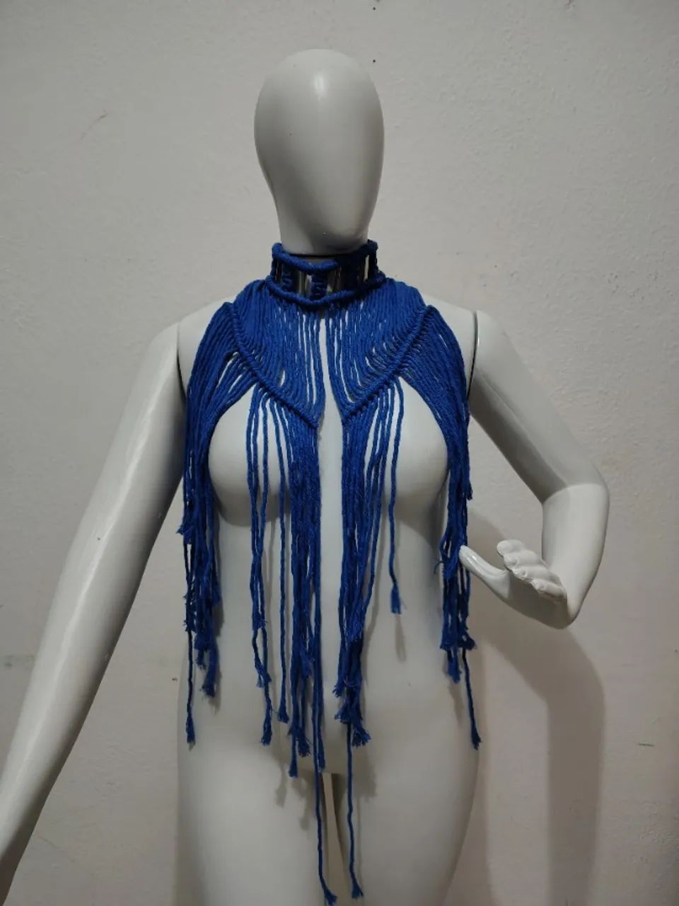 Ombreira de macramê azul 3 em 1, top e colar  - Foto 3