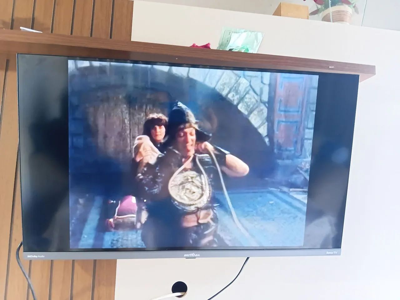 Tv Britânia smart Led 32 polegadas tela fina Wi-Fi Disney Netflix top semi nova  - Foto 5