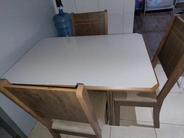 Mesa com 4 cadeira 