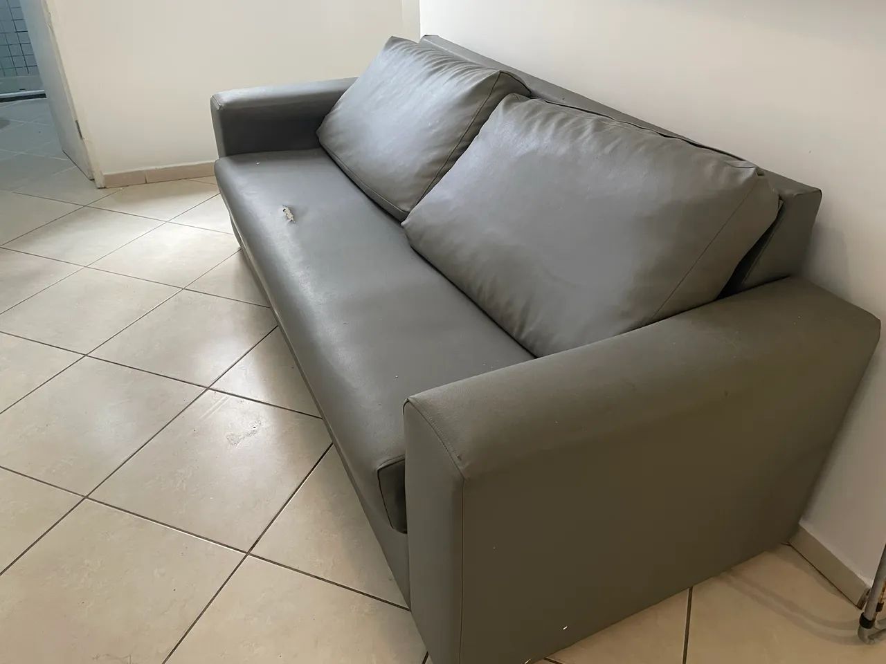 Sofá dois lugares em courino 