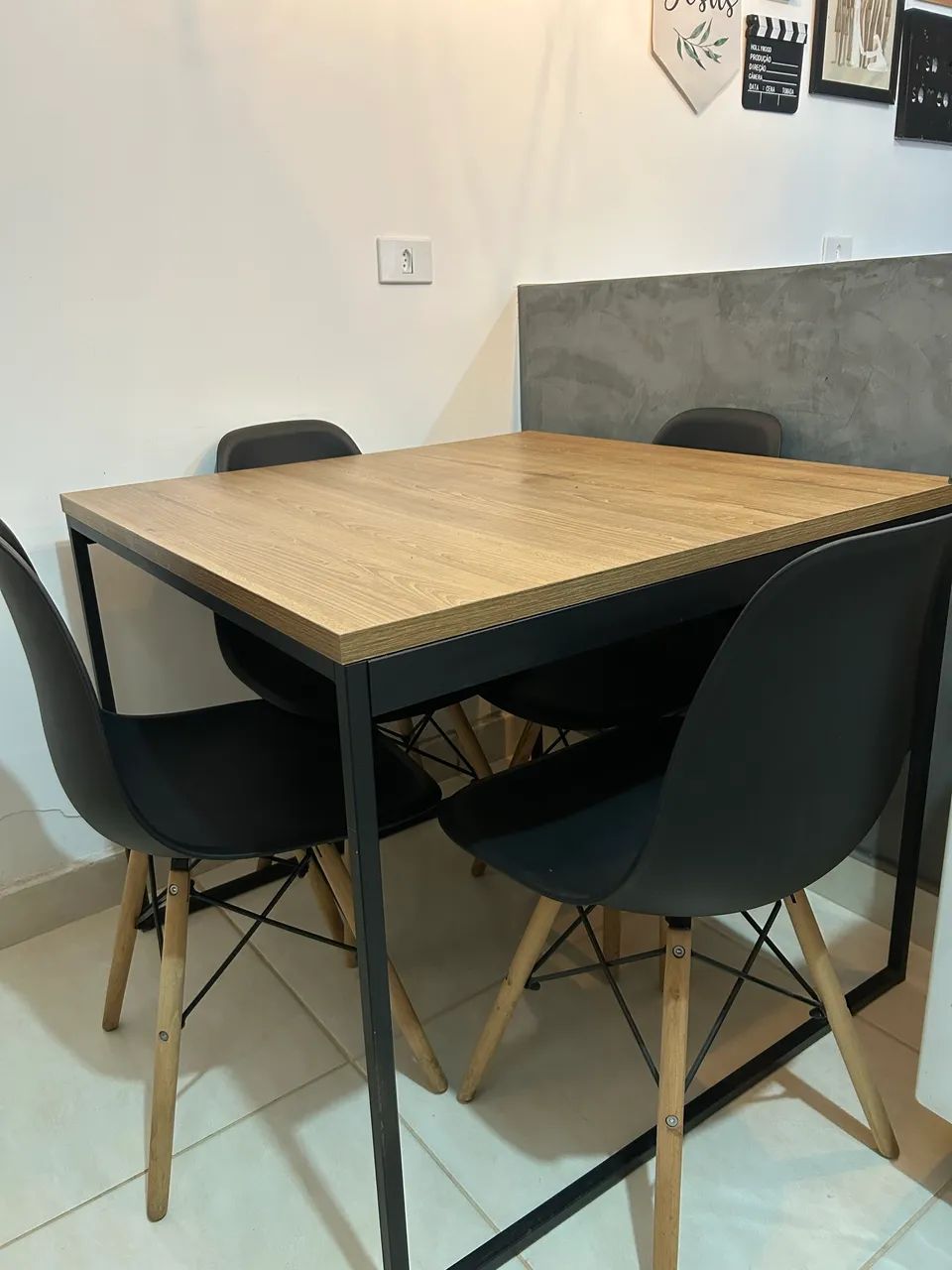 Mesa industrial 90cmx90cm com 4 cadeiras 