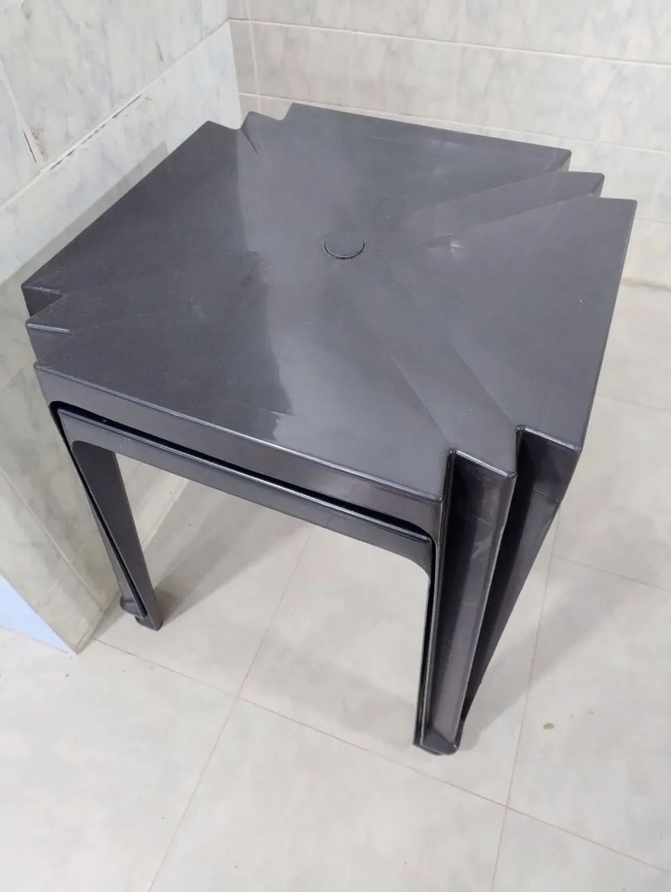 Conjunto de 1 mesa com 4 cadeiras de plástico  - Foto 5