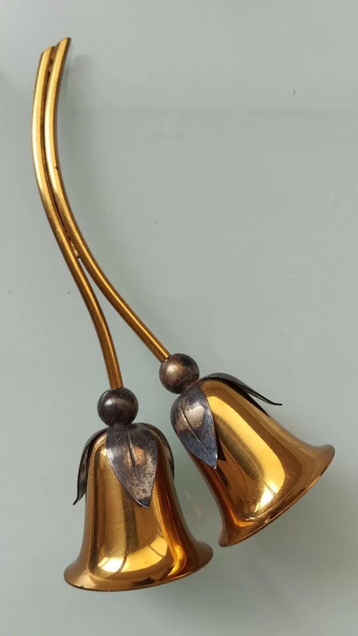 Sino duplo dourado com detalhes em prata espessurada. 15 CMS. - Foto 2