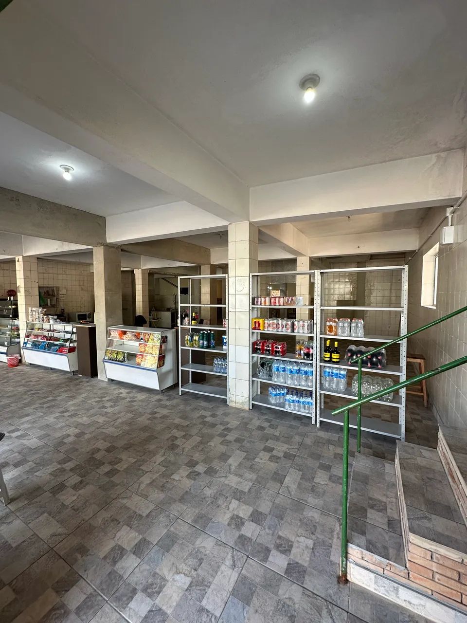 Alugo- ALUGUEL- Loja com 200 m2- Olhos D?Água  - Foto 3