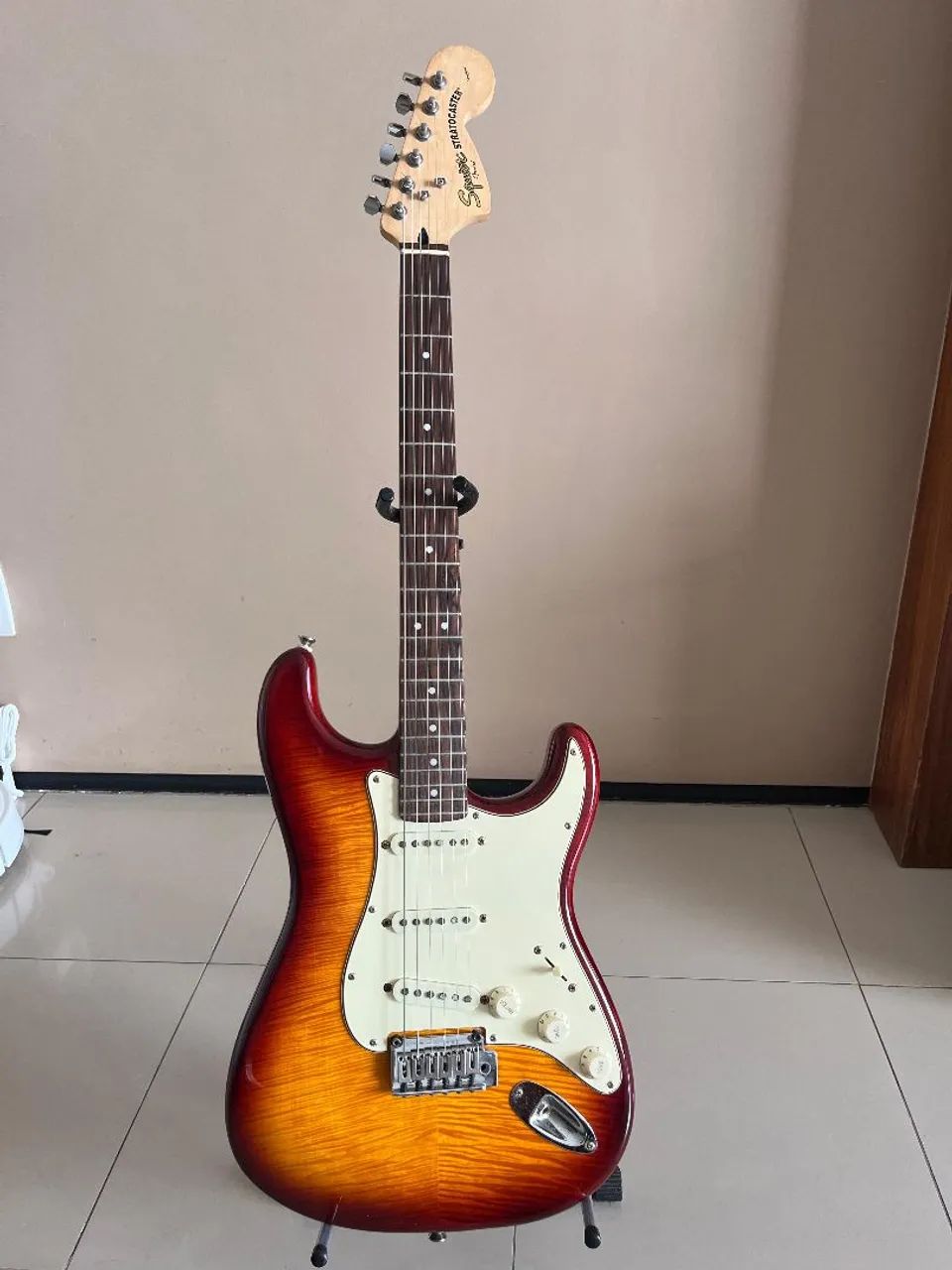 Guitarra Squier Standard Stratocaster Flame Maple Top