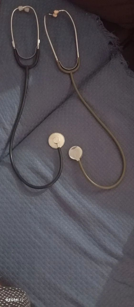 Vendo estetoscópio e um medidor de pressão  - Foto 3