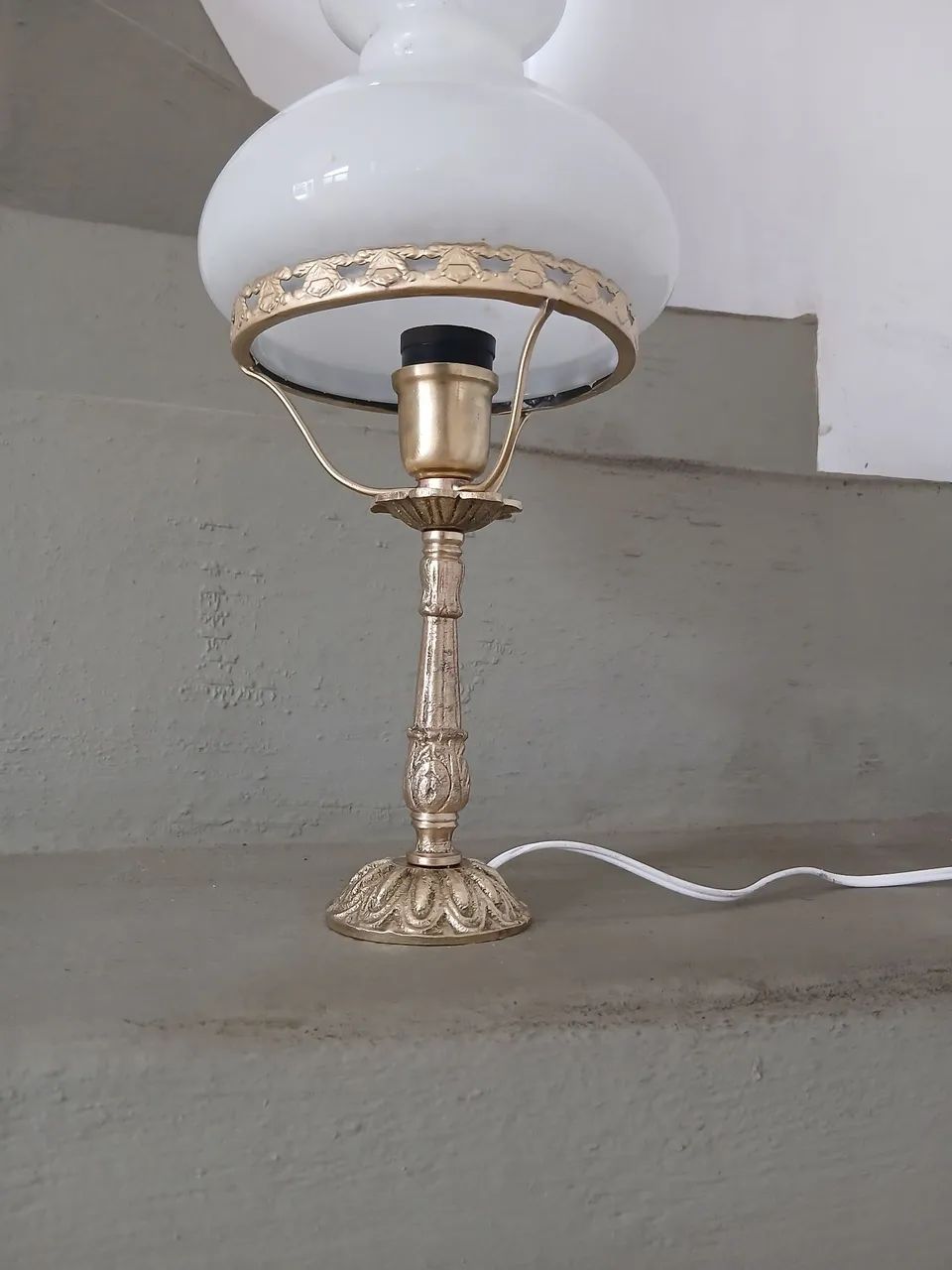 Abajour em bronze e cupula opalina branca - Foto 2