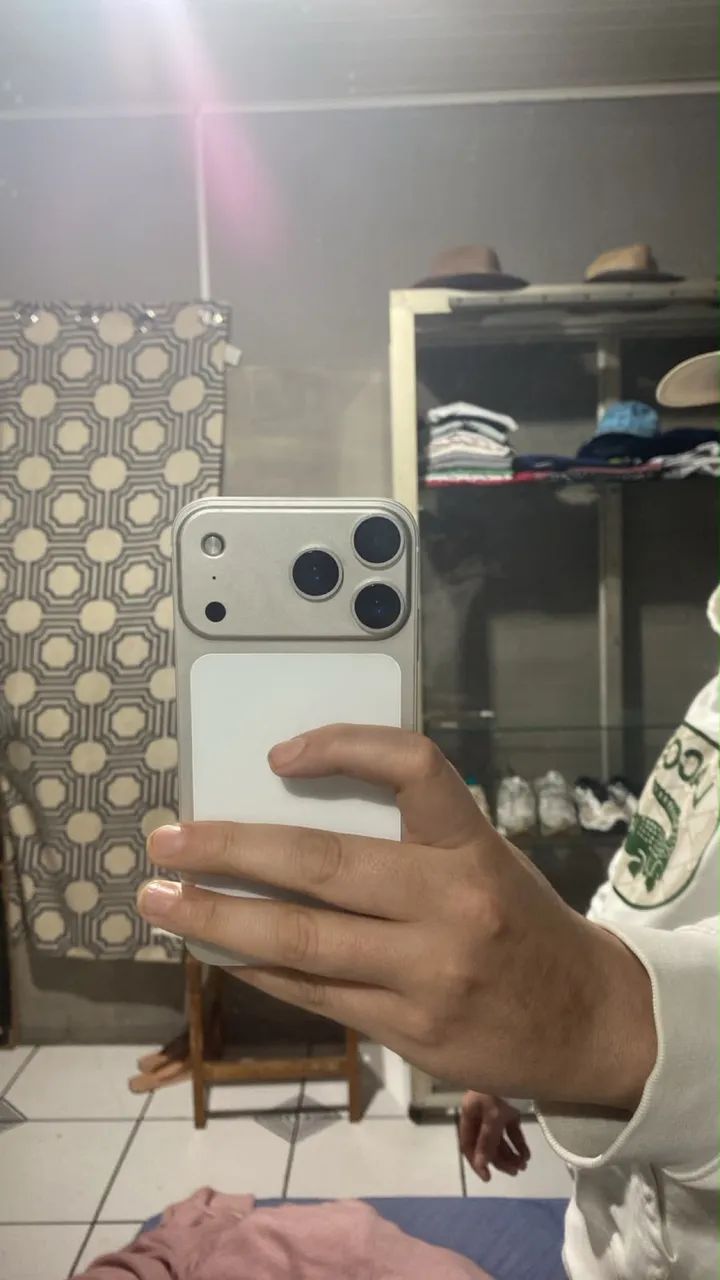 Vendo iPhone 11 64 giga bateria e tela original  está com a carcaça do 17 pro 