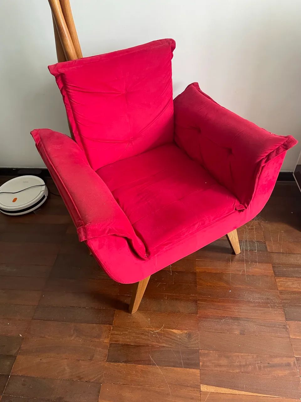 Poltrona opala suede vermelho com pés em madeira - Foto 4