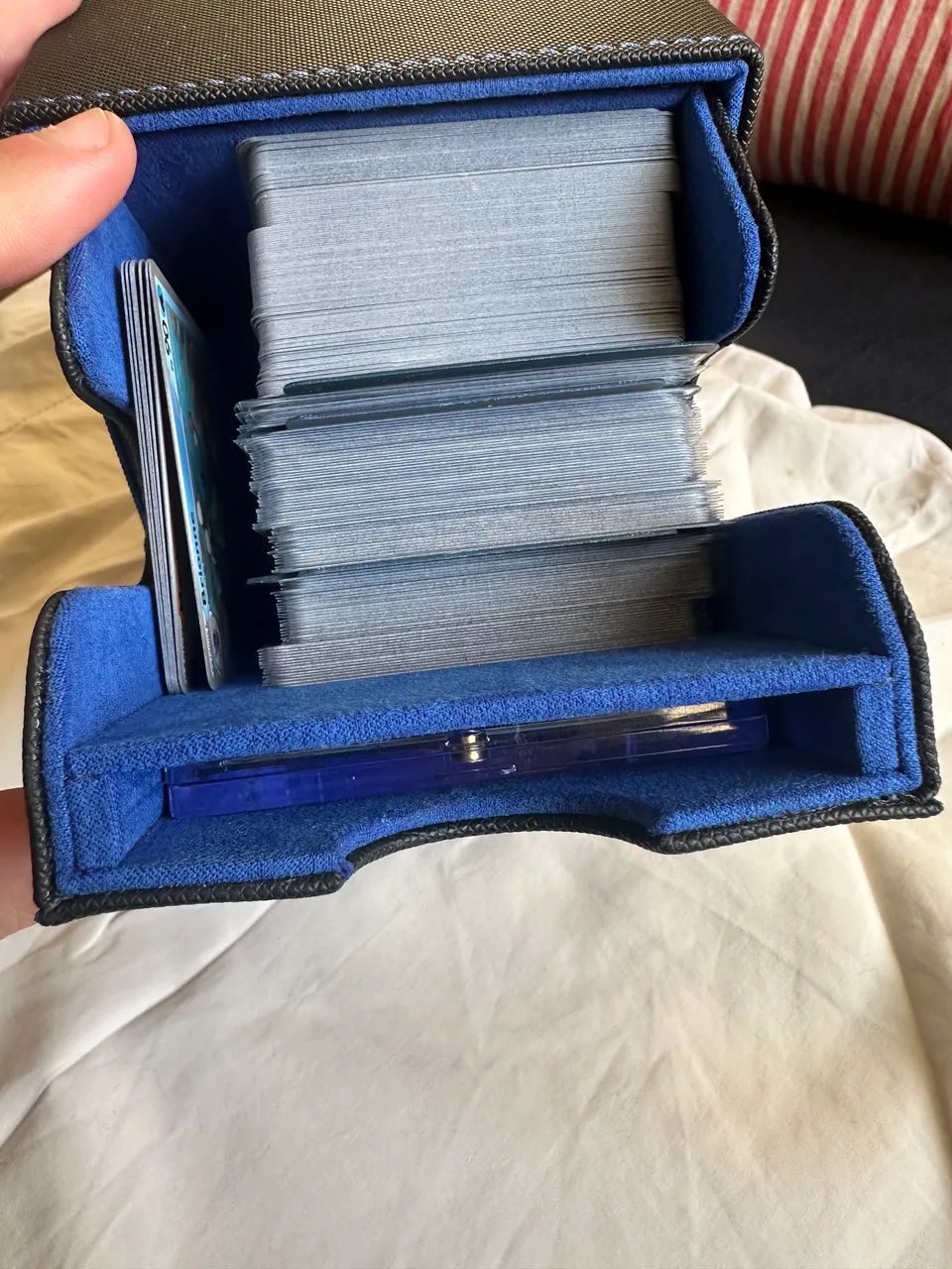 Kit Pokémon TCG 432 Cartas + 200 Sleeves + Deck Box - Foto 4