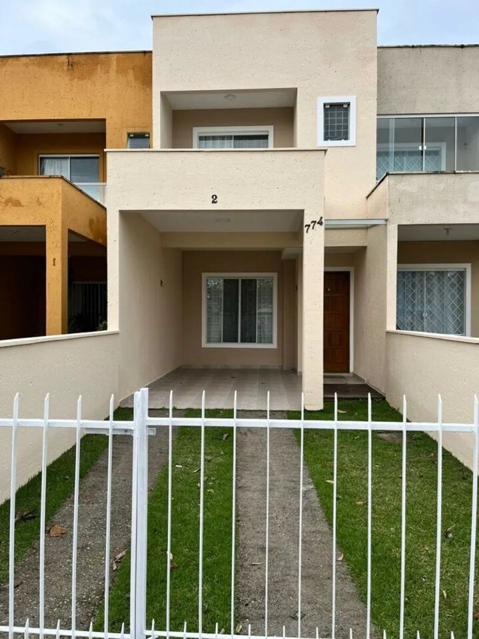 Sobrado Semi mobiliado com ótima localização.