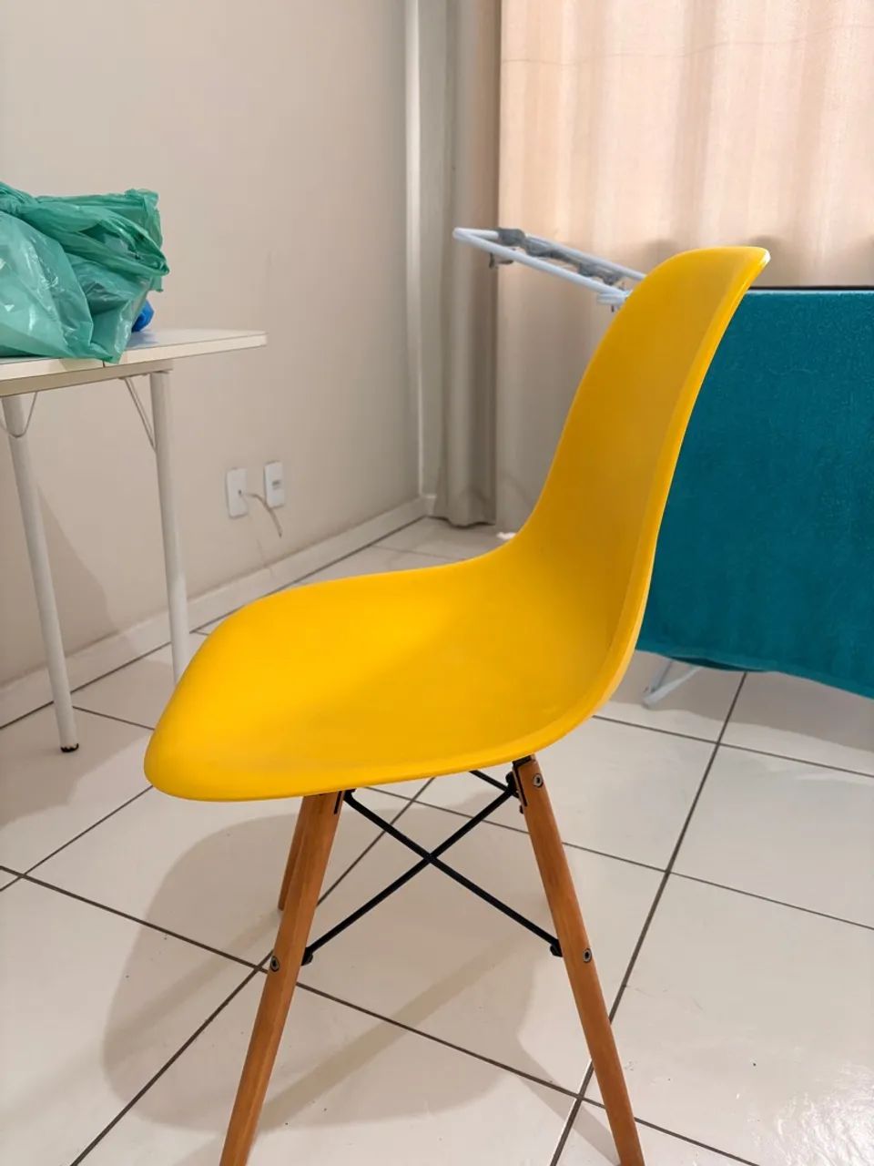 Par Cadeiras Charles Eames Eiffel (branca e amarela) - Foto 2