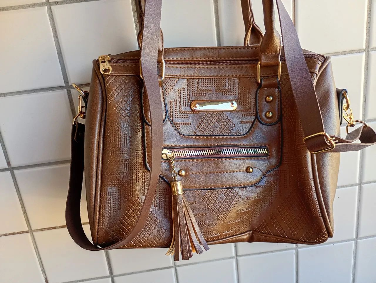 Bolsa baú em courino marrom transversal