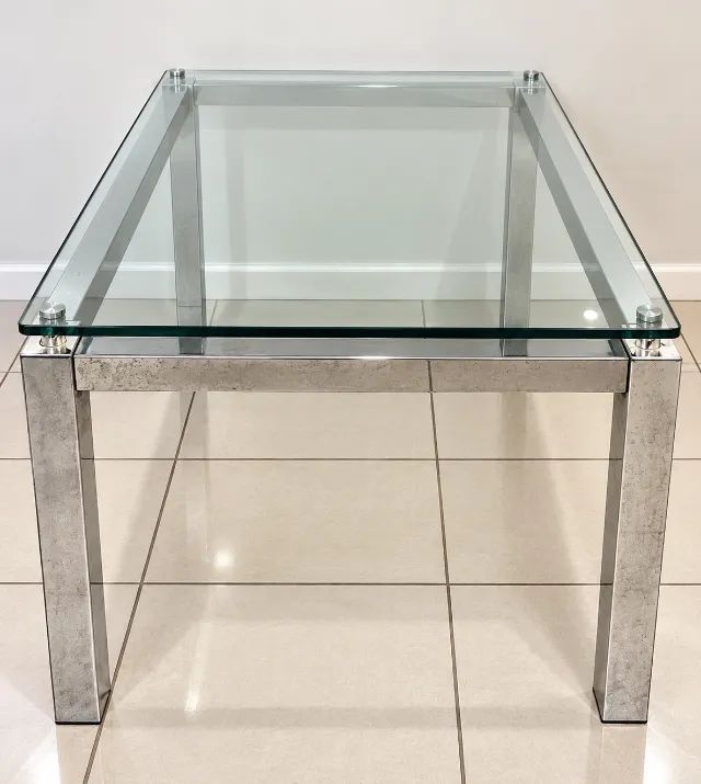 Mesa de vidro com estrutura metálica - moderna e resistente