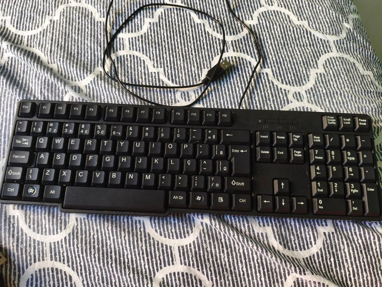 Teclado com fio preto 