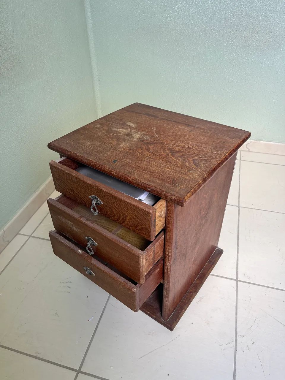 Mesa de cabeceira com gavetas em angelim.  - Foto 3