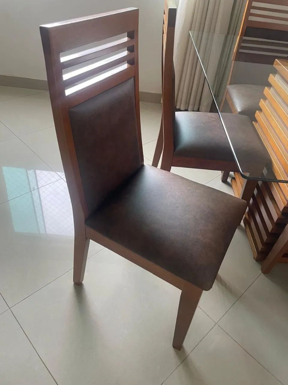 Vendo mesa de vidro com 6 cadeiras . - Foto 3