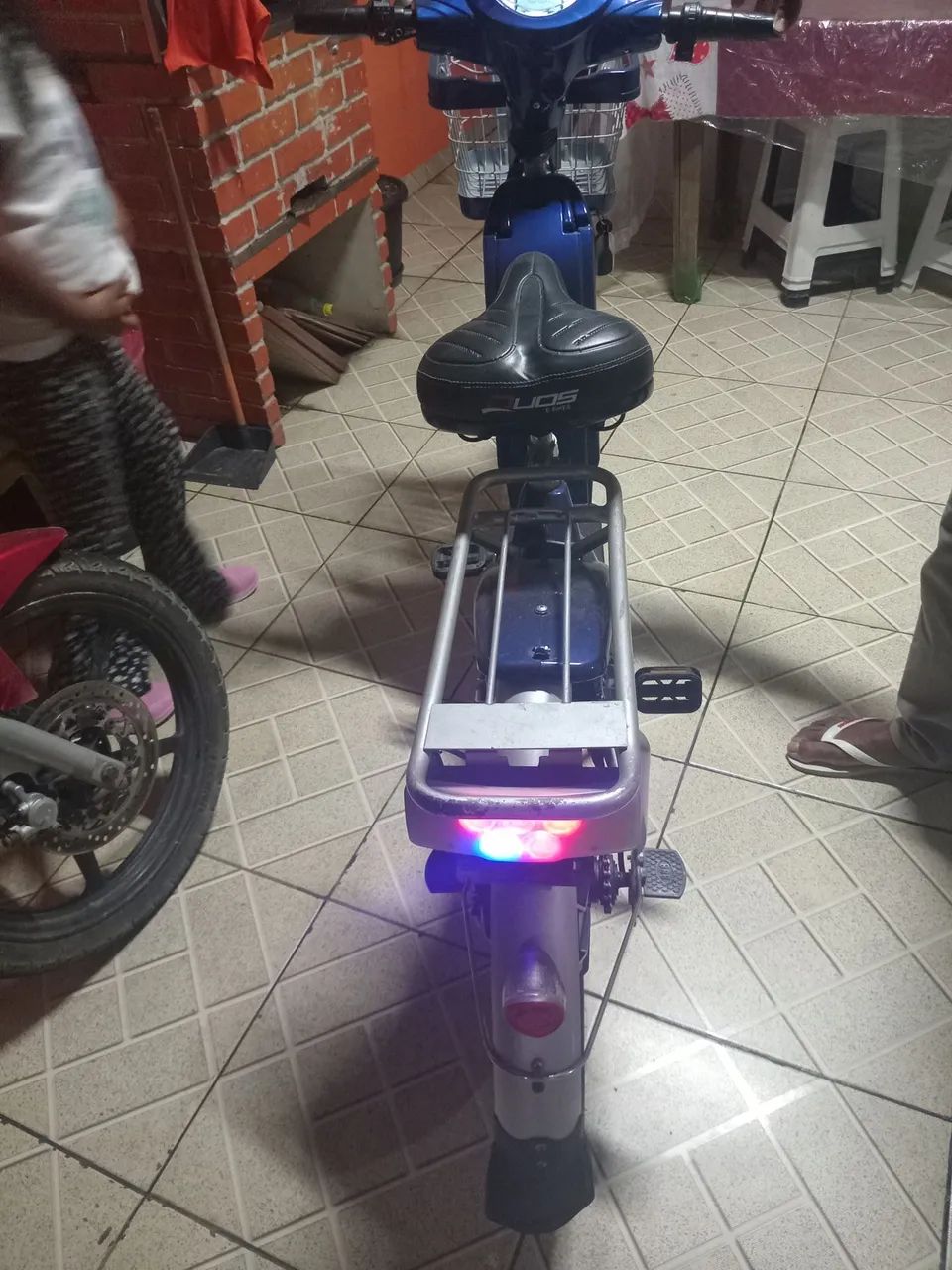 Bicicleta Elétrica E-Maxx Duos 800W Entrada USB Alarme e Seta cor azul - Foto 4