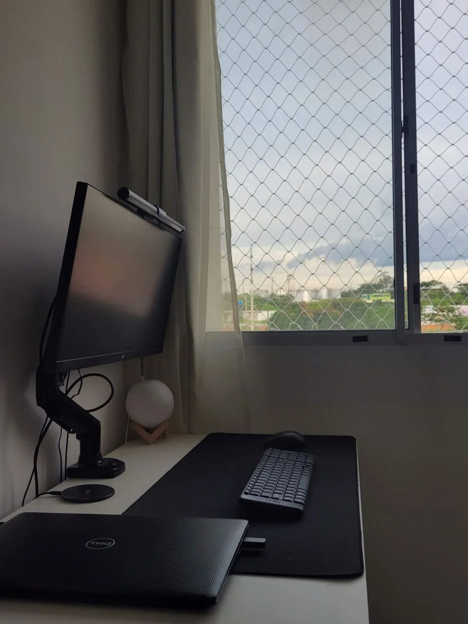 Monitor com Suporte Articulado e Mesa - Foto 3