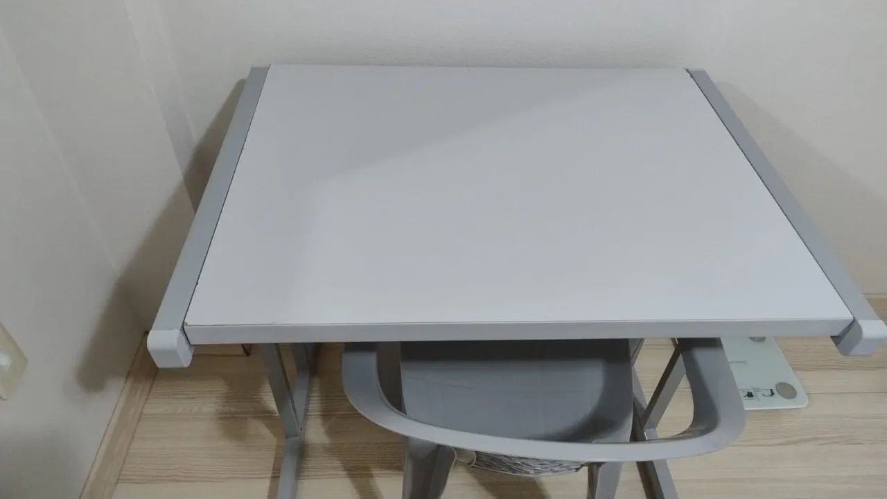 Vendo mesa com cadeira