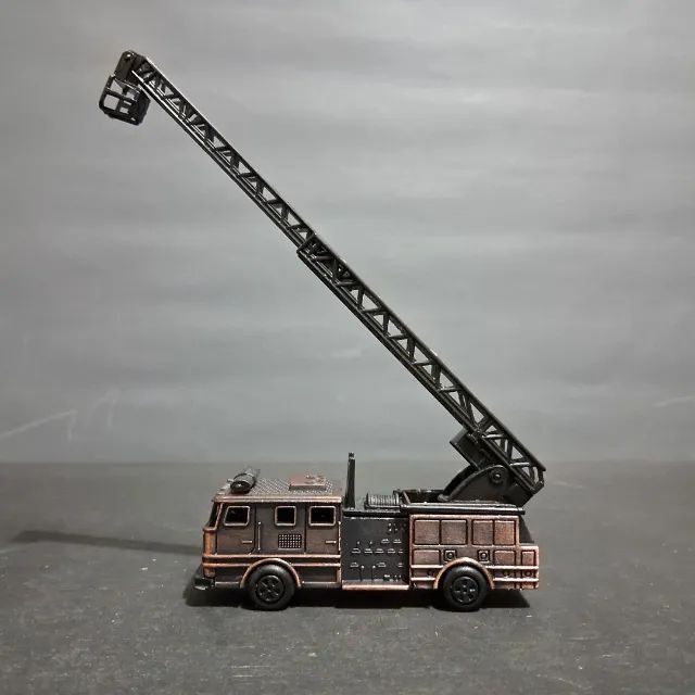 Apontador de mesa em formato de Caminhão De Bombeiros Em Metal - Foto 5