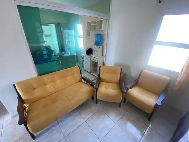 Sofá e poltronas em madeira maciça
