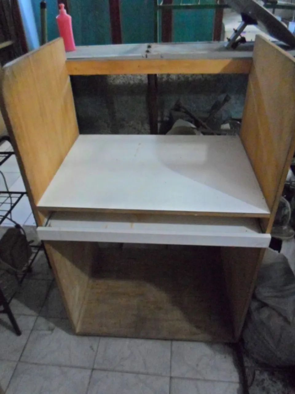 Cabine pra computador de madeira.