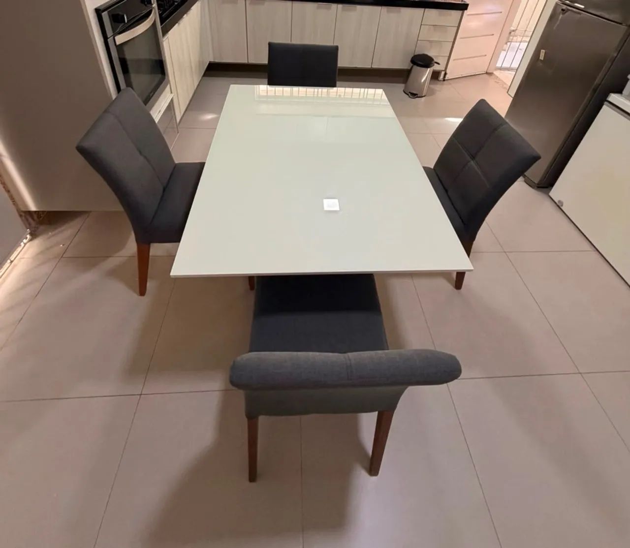 Mesa retangular com 4 cadeiras. Valor R$ 1.000,00 (mil reais).
