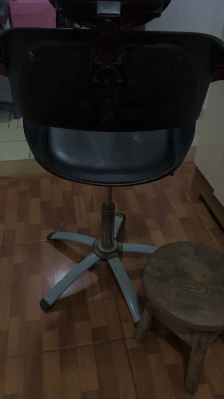 Vendesse cadeira de barbeiro ou cabeleireira  - Foto 2