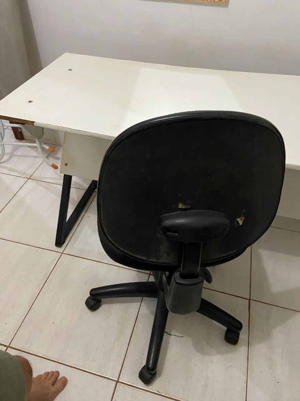 Vendo escrivaninha com cadeira  - Foto 2
