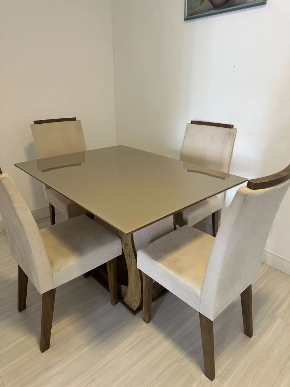 Mesa e cadeiras 4 lugares