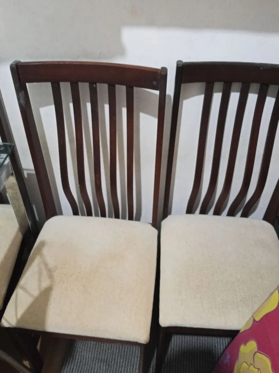 Vendo uma mesa com 6 cadeira... - Foto 2