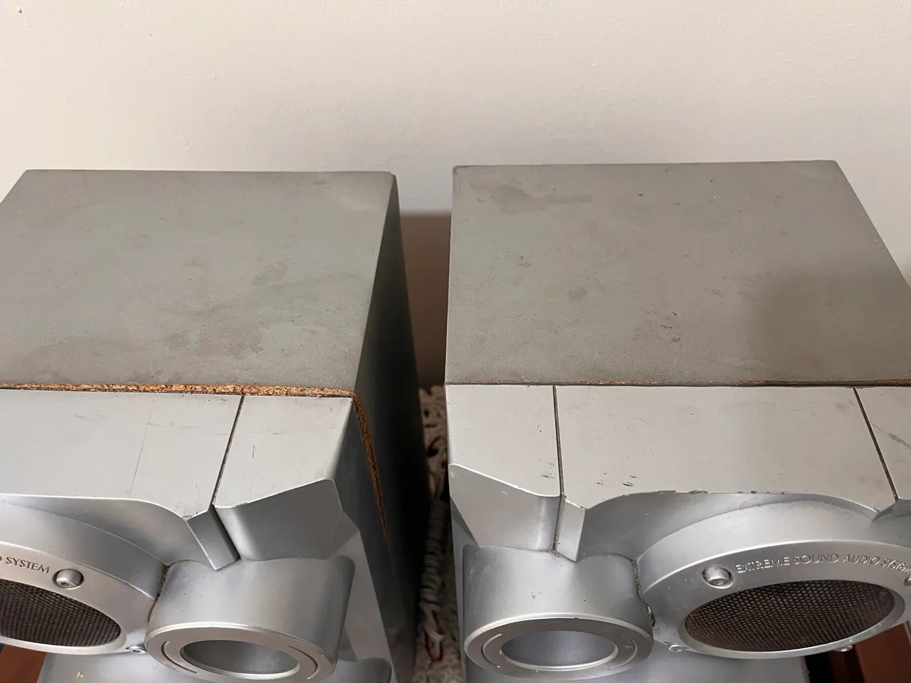 Duas caixas de som (1 funcionando e a outra para concerto)