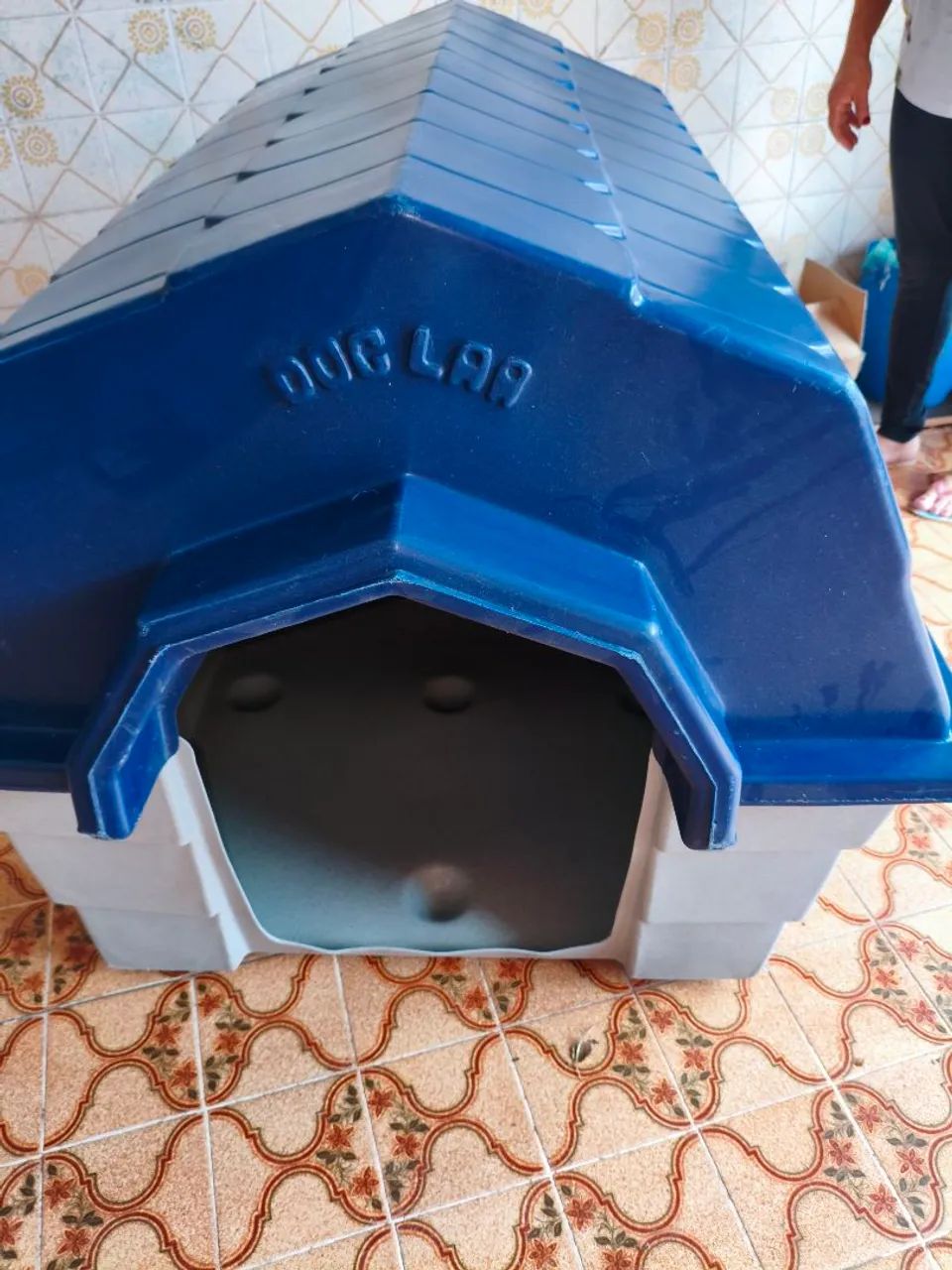 Casa de cachorro grande em resina.
