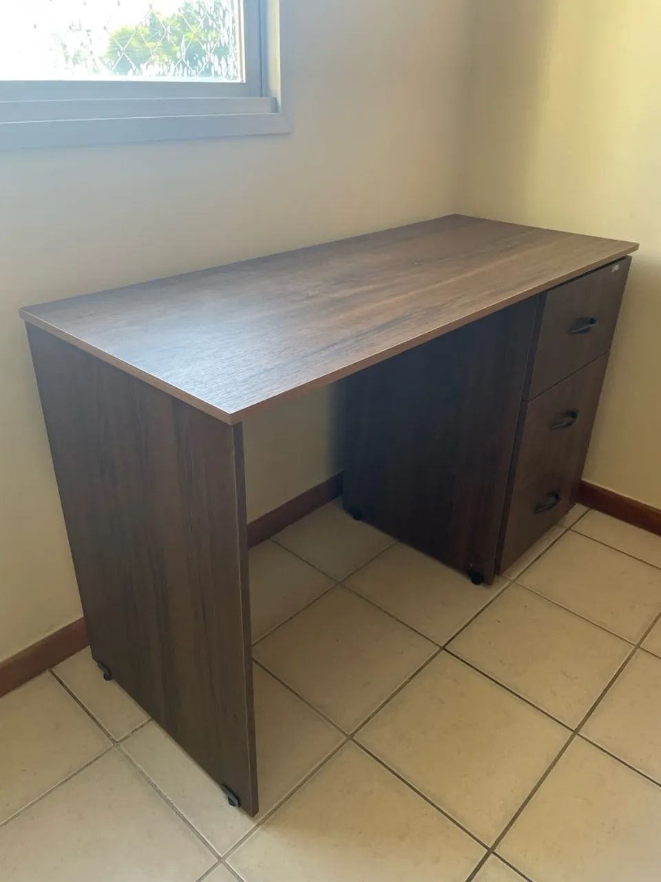 Mesa escrivaninha com gavetas - Foto 5