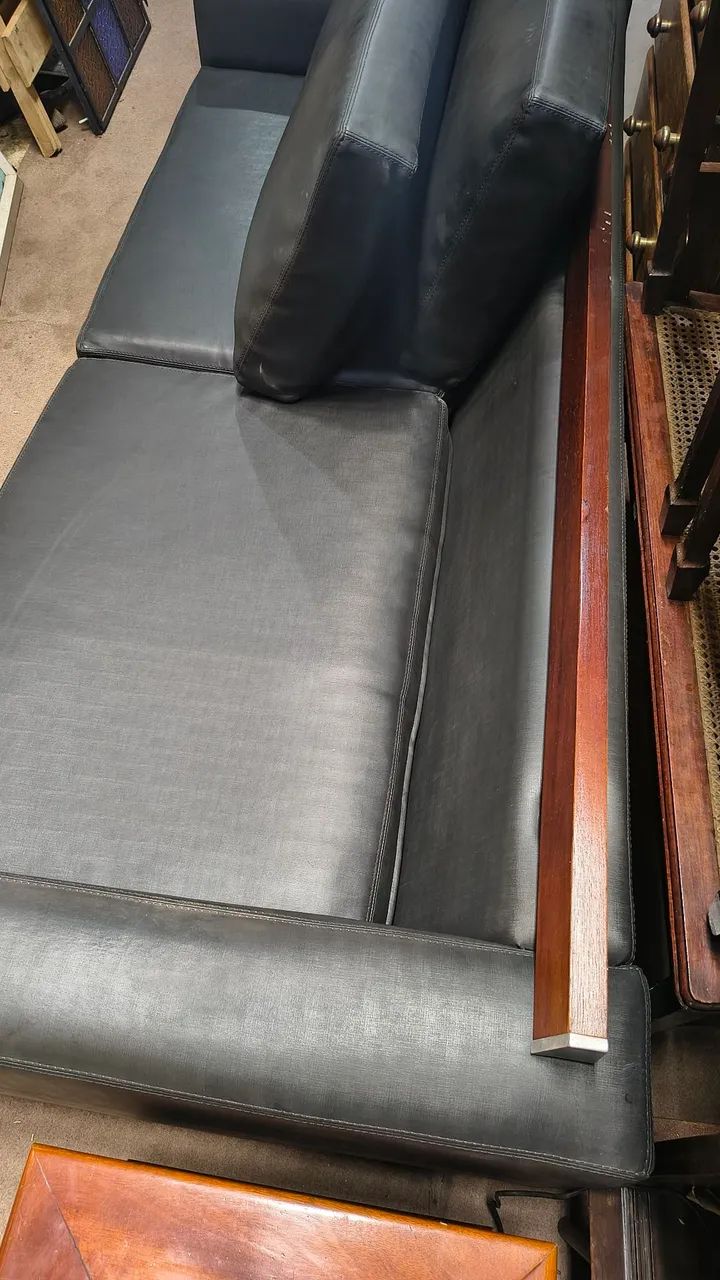 Sofa clássico 4 lugares em madeira e corvim. - Foto 5