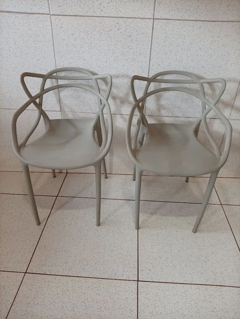 Vendo duas cadeiras novas 
