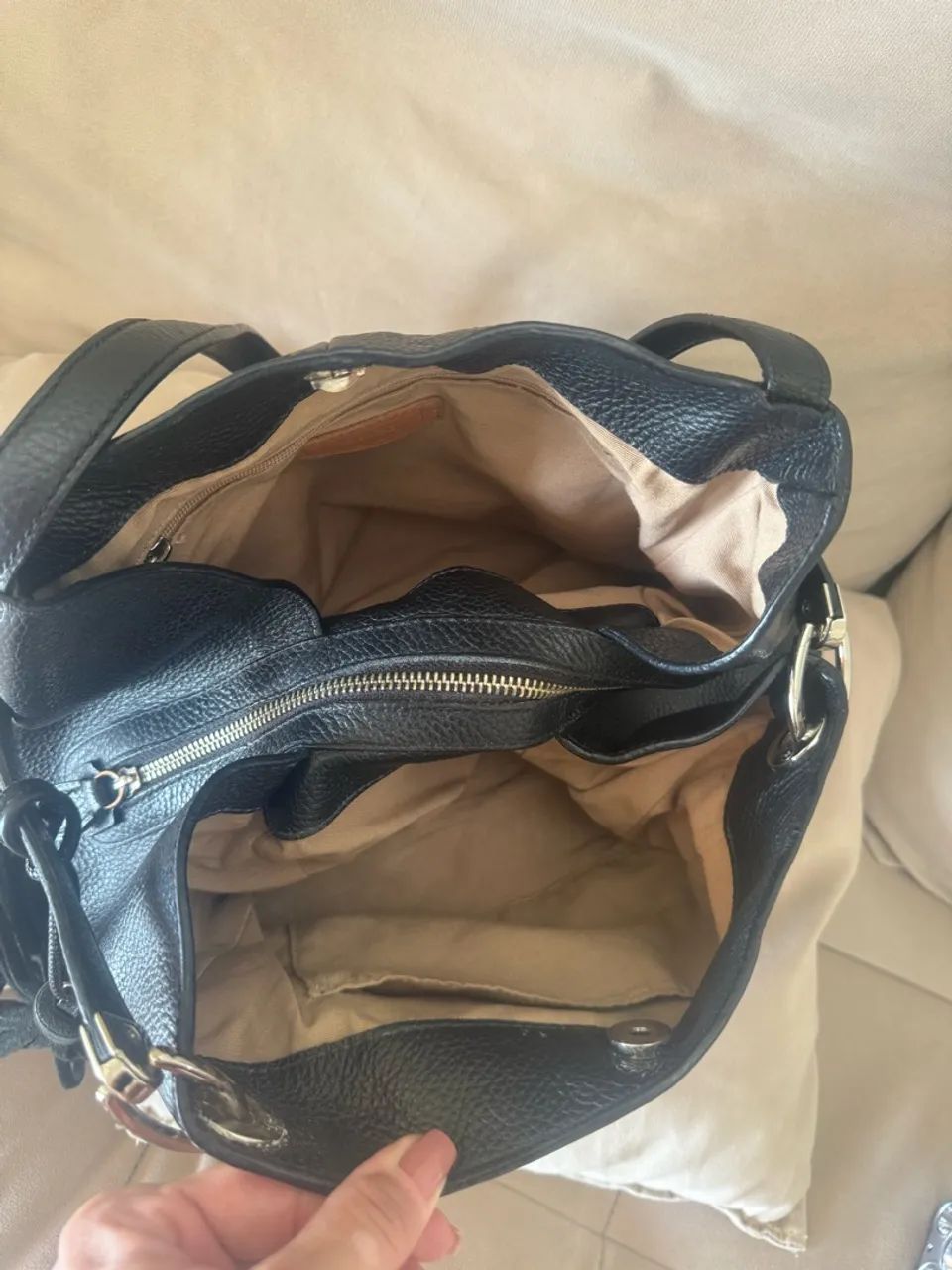 Bolsa de couro da marca Arezzo preta  - Foto 2