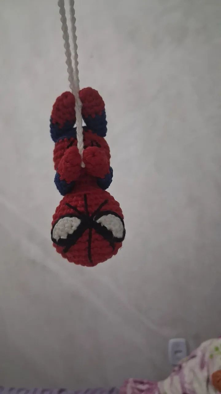 Chaveiro homem-aranha de crochê  - Foto 2