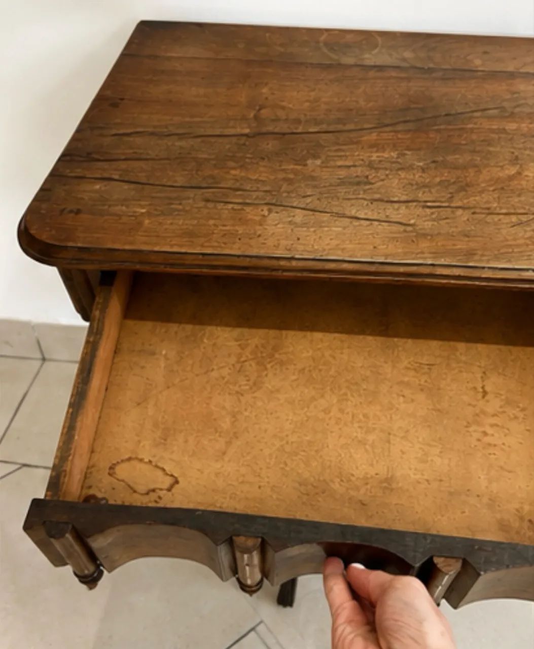MESA ANTIGA EM MADEIRA MACIÇA - ESTILO CLÁSSICO COM GAVETA - Foto 4