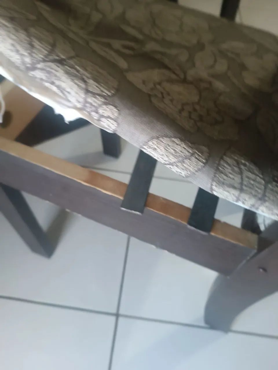 Jogo de mesa com 4 cadeiras sala - Foto 4