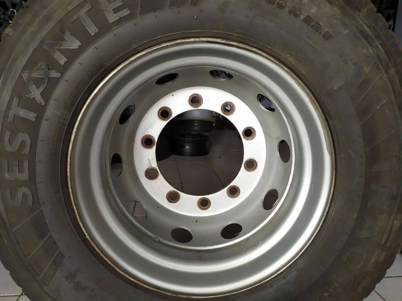 Pneu 295 /80 R 22.5 com roda seminovo - Foto 6